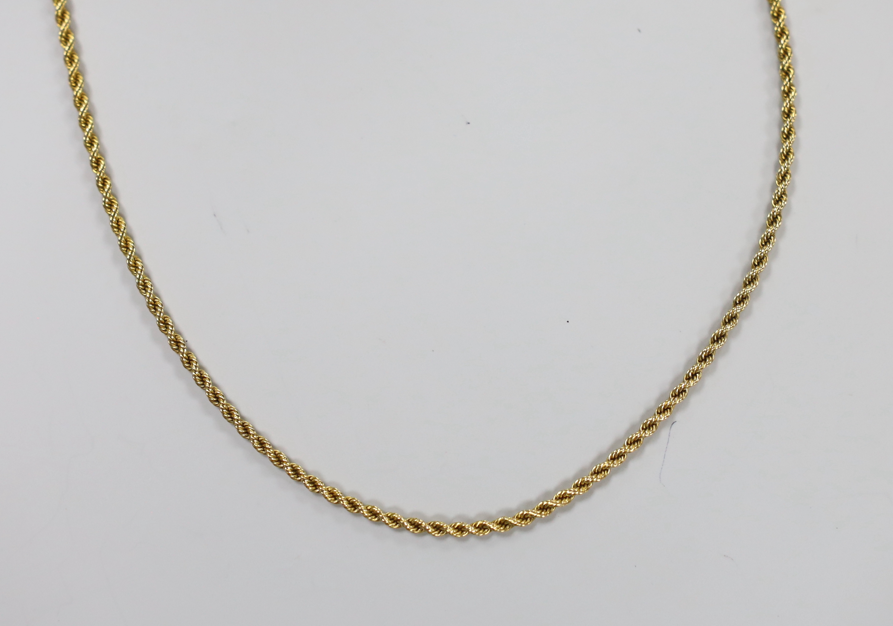 An Edwardian 15ct rope twist chain, 43cm, 6.8 grams.